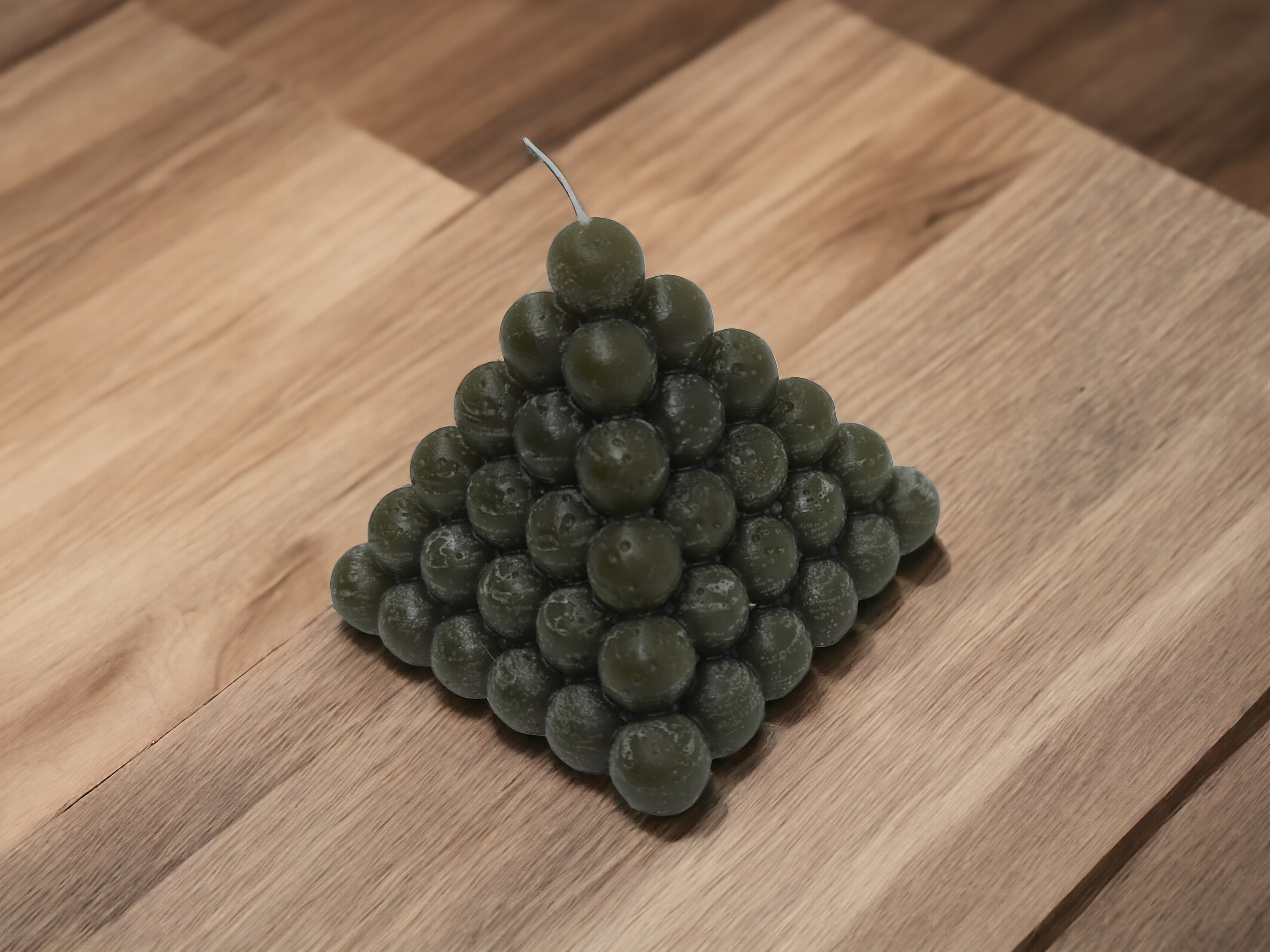 Kleine bolletjes piramide kaars