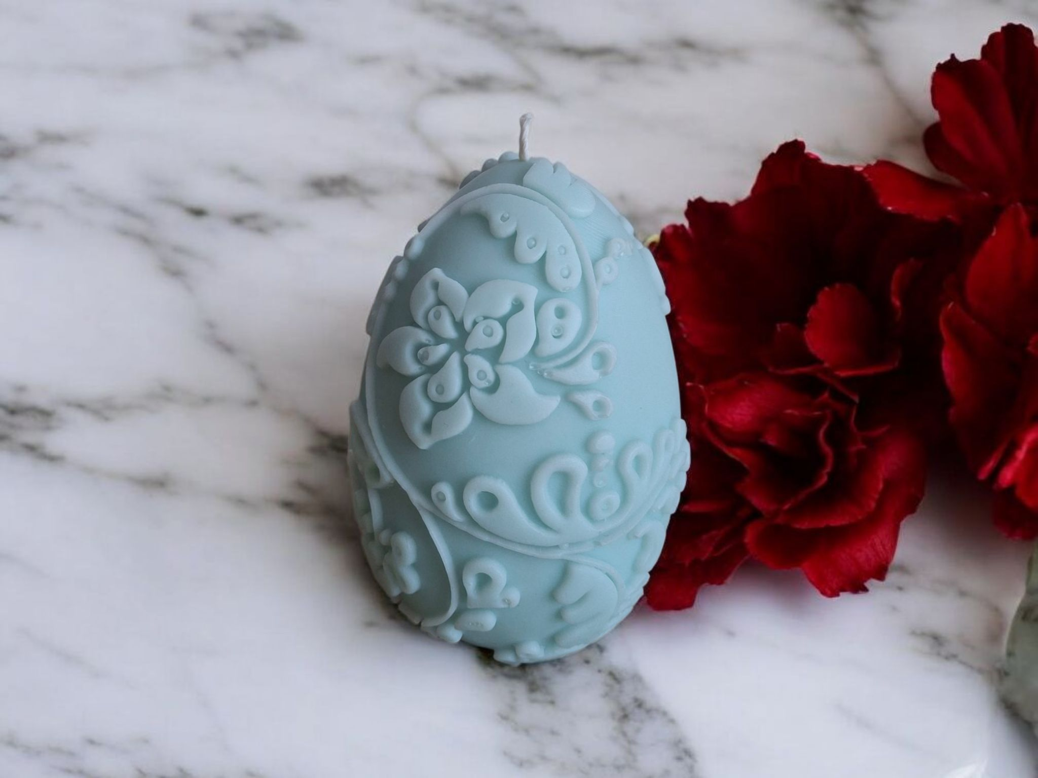 Ei vormige kaars met decoratieve bloemen