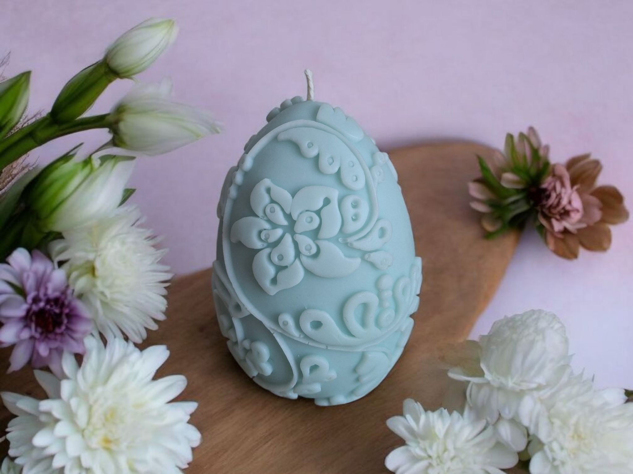 Ei vormige kaars met decoratieve bloemen