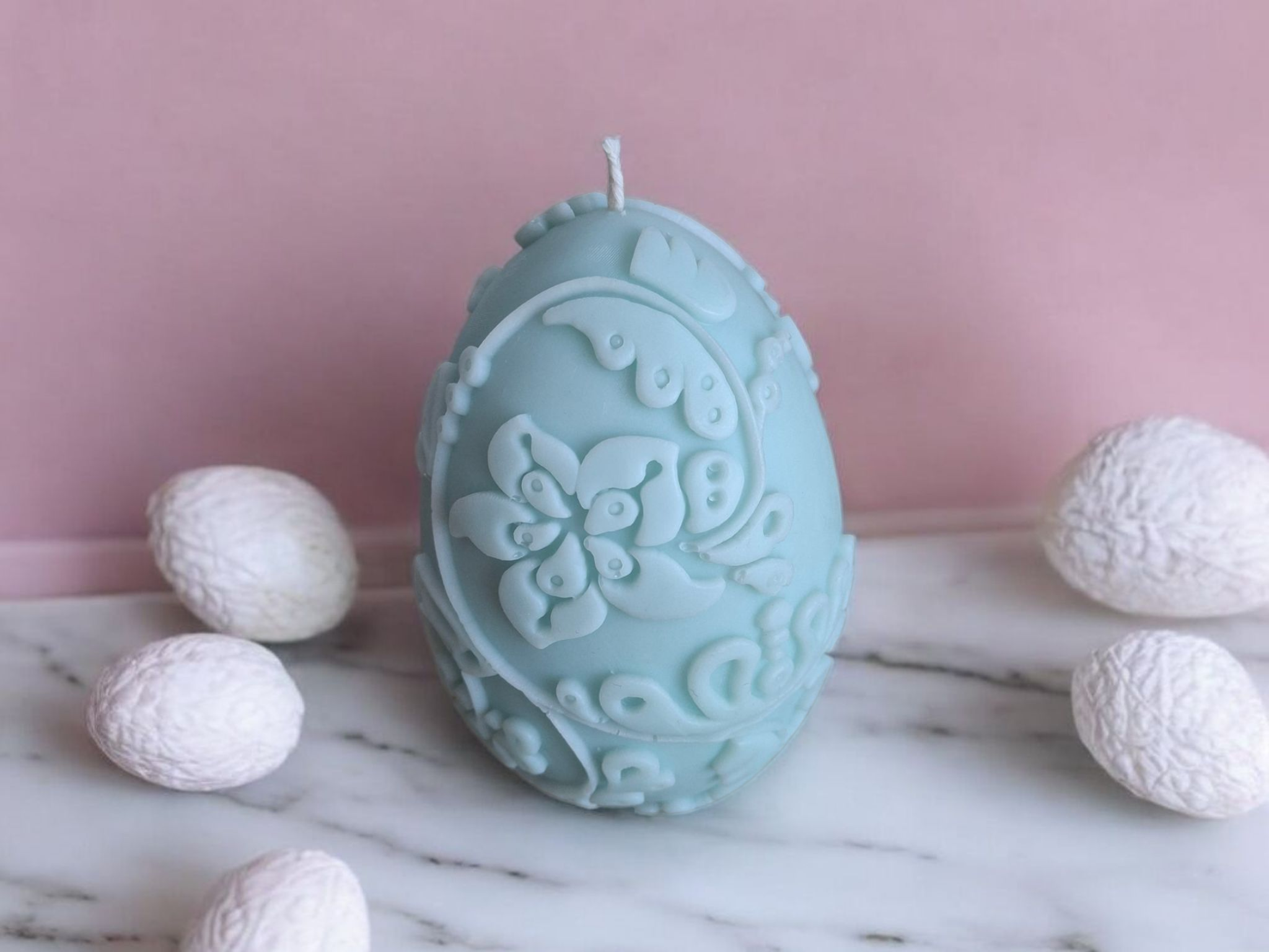 Ei vormige kaars met decoratieve bloemen