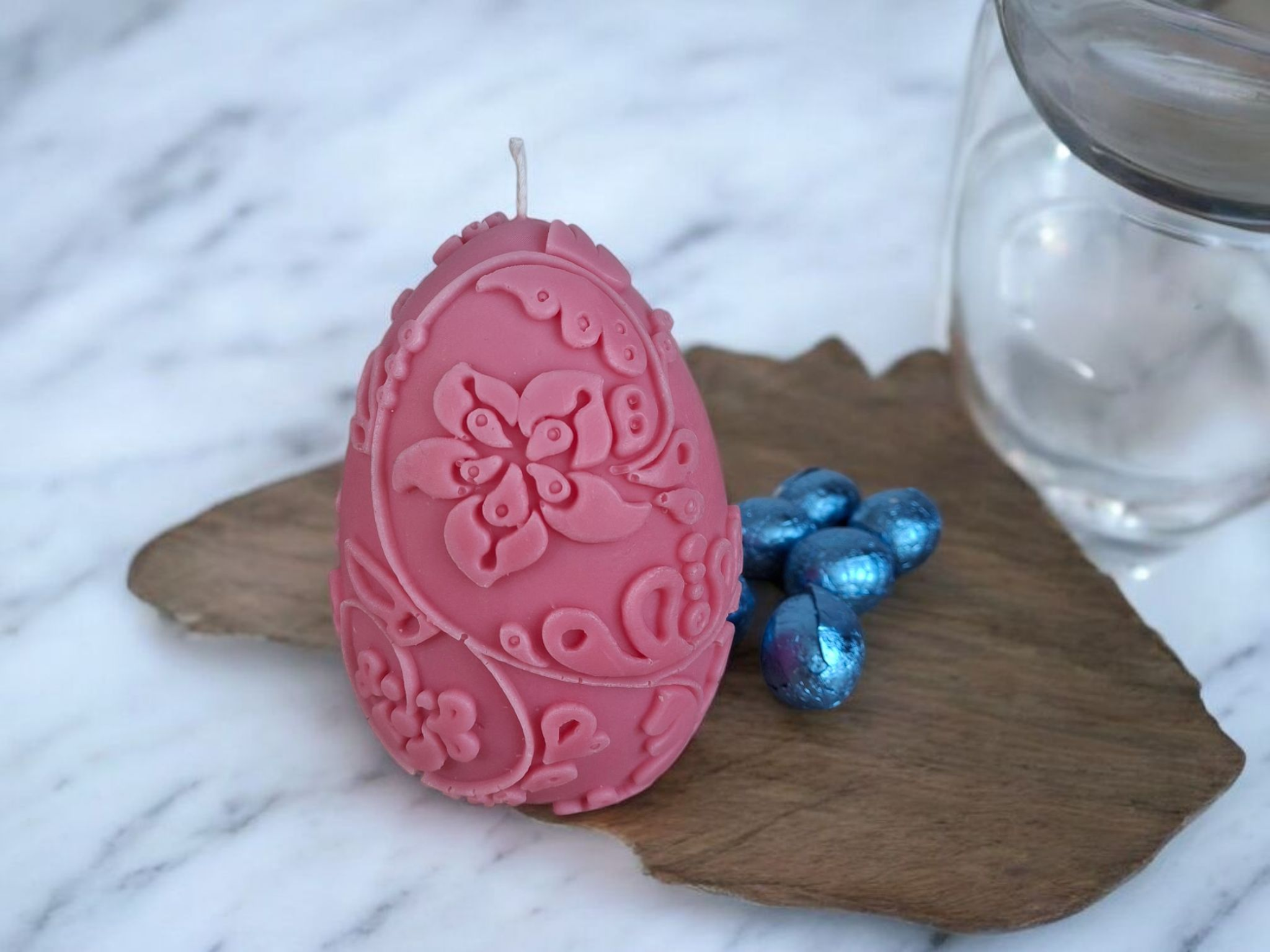 Ei vormige kaars met decoratieve bloemen