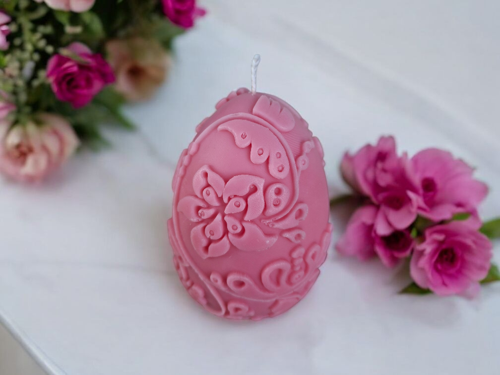 Ei vormige kaars met decoratieve bloemen