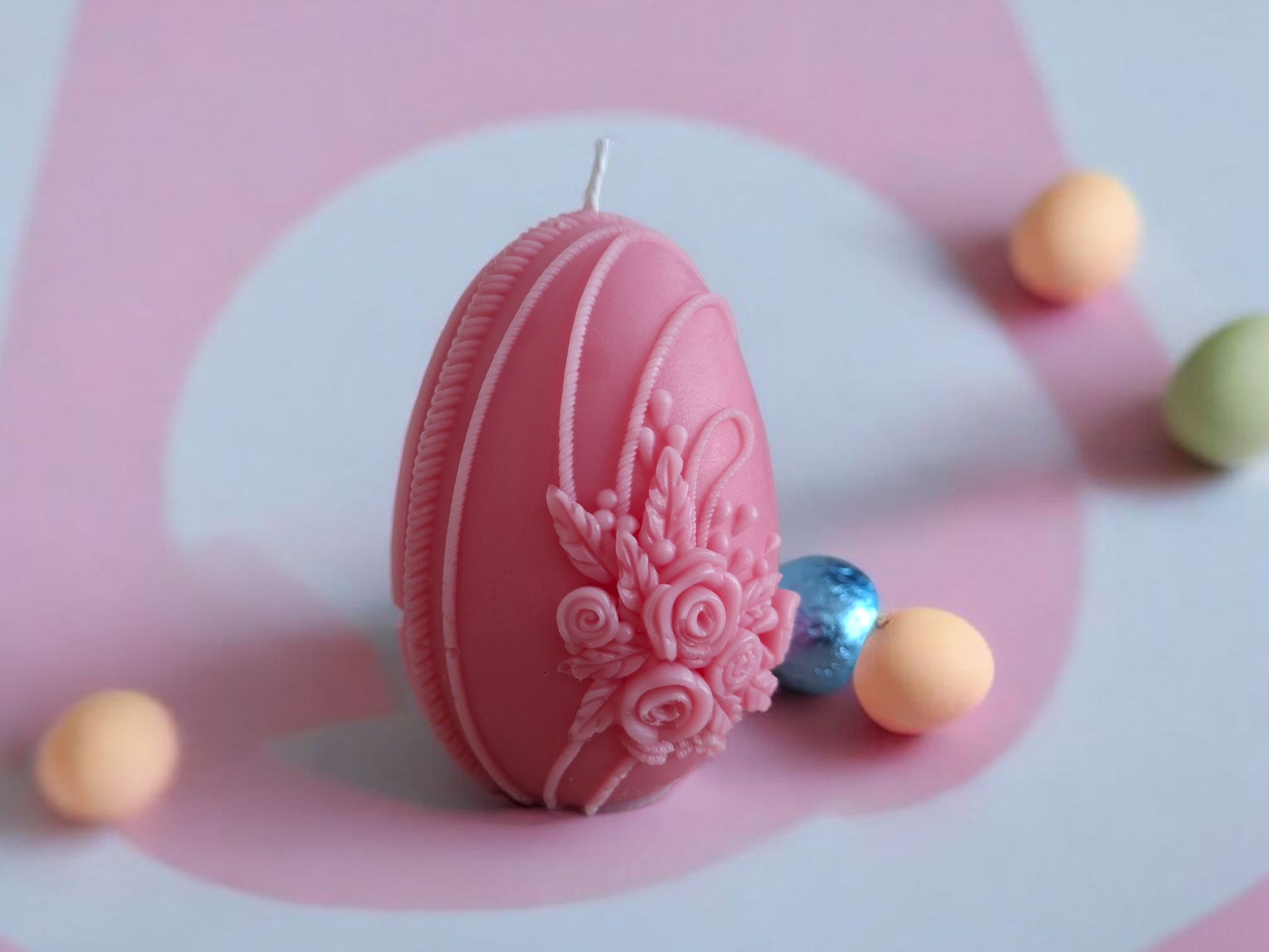 Klein eivormige kaars met boeket