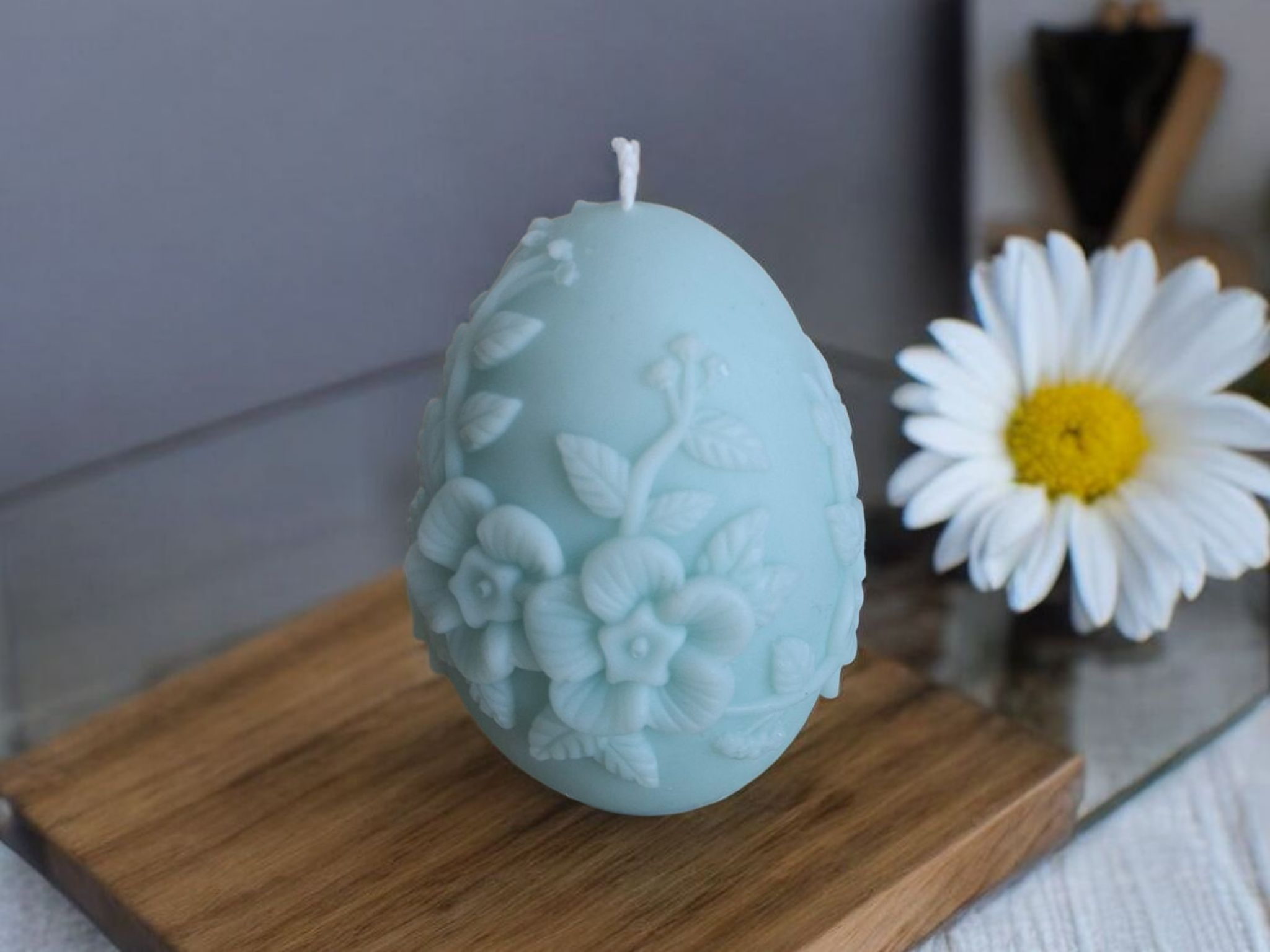 Klein eivormige kaars met bloemen