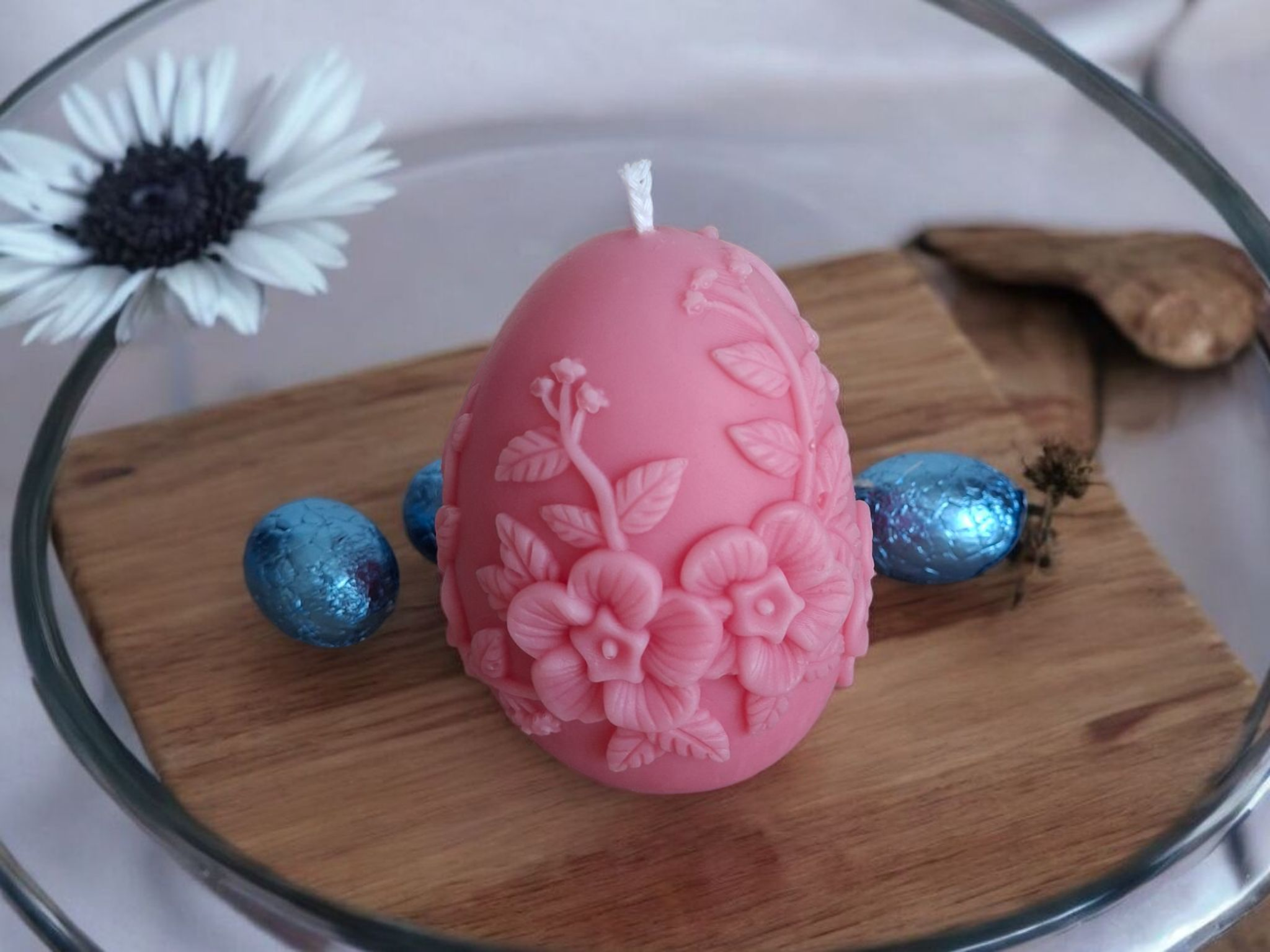 Klein eivormige kaars met bloemen